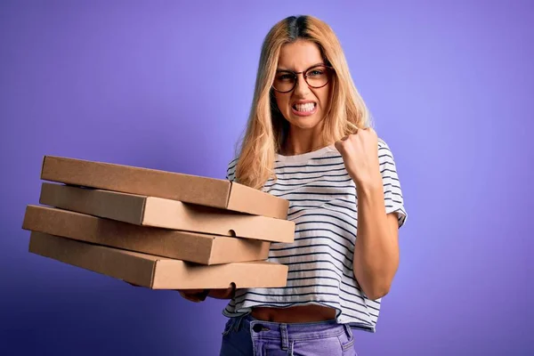 Mladá Krásná Blondýna Žena Drží Krabice Italské Pizzy Přes Izolované — Stock fotografie