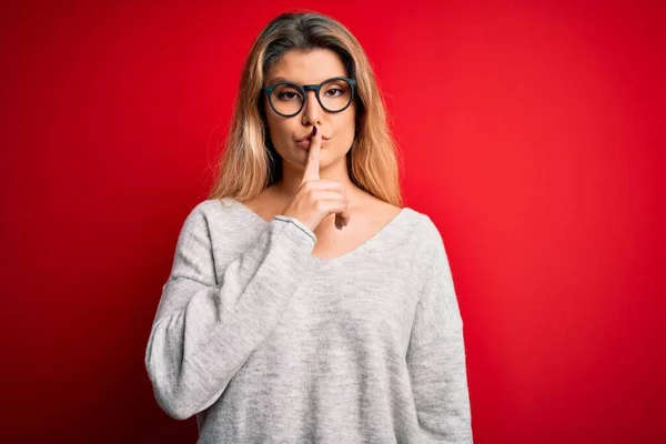 Young Beautiful Blonde Woman Wearing Sweater Glasses Isolated Red Background — Stock Photo, Image