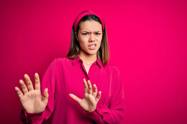 Jong Mooi Brunette Meisje Dragen Casual Shirt Staan Geïsoleerde Roze — Stockfoto