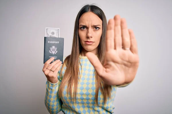 Молода Блондинка Туристична Жінка Тримає Ідентифікаційний Паспорт Доларом Гроші Відпустку — стокове фото