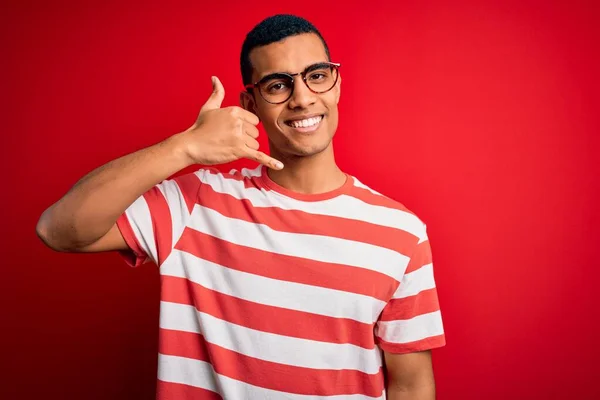 Ung Vacker Afrikansk Amerikansk Man Klädd Avslappnad Randig Shirt Och — Stockfoto