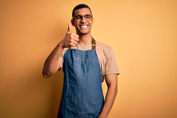 Jovem Homem Lojista Afro Americano Bonito Vestindo Avental Sobre Fundo — Fotografia de Stock