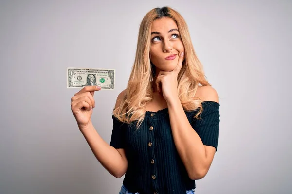 Jovem Mulher Loira Bonita Segurando Notas Dólar Sobre Fundo Branco — Fotografia de Stock