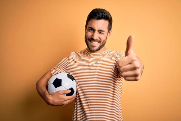 Hombre Guapo Jugador Con Barba Jugando Fútbol Sosteniendo Balón Fútbol —  Fotos de Stock