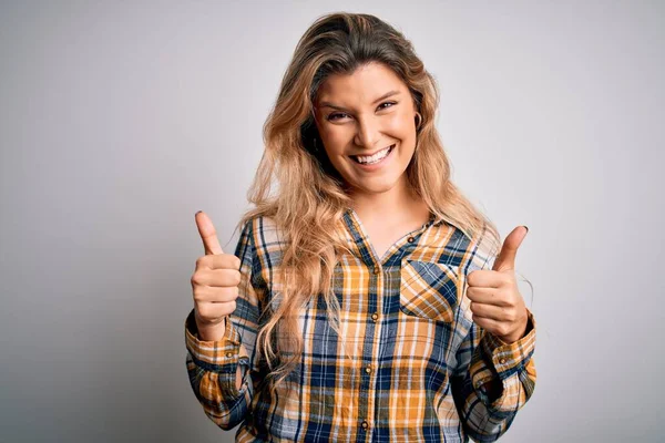 Jonge Mooie Blonde Vrouw Draagt Casual Shirt Staan Geïsoleerde Witte — Stockfoto