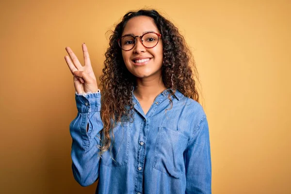 Hermosa Mujer Con Pelo Rizado Con Camisa Mezclilla Casual Gafas — Foto de Stock