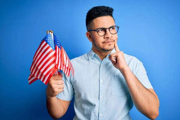 Joven Hombre Patriótico Guapo Sosteniendo Banderas Los Estados Unidos Celebrando —  Fotos de Stock