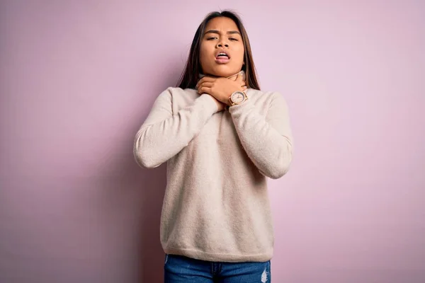 孤立したピンクの背景の叫びの上にカジュアルなタートルネックセーターを着て若い美しいアジアの女の子と息が詰まるため 痛みを伴う角度 健康上の問題 窒息と自殺の概念 — ストック写真