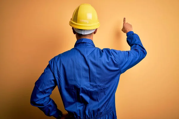 Joven Trabajador Afroamericano Guapo Vistiendo Uniforme Azul Casco Seguridad Posando —  Fotos de Stock