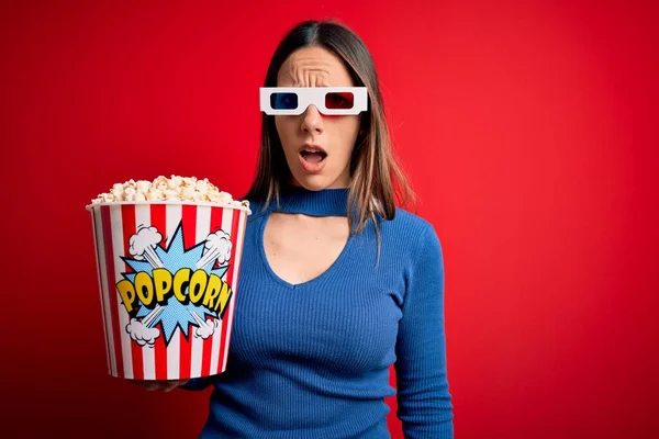 Jovem Loira Vestindo Óculos Comer Pacote Pipocas Assistindo Filme Cinema — Fotografia de Stock