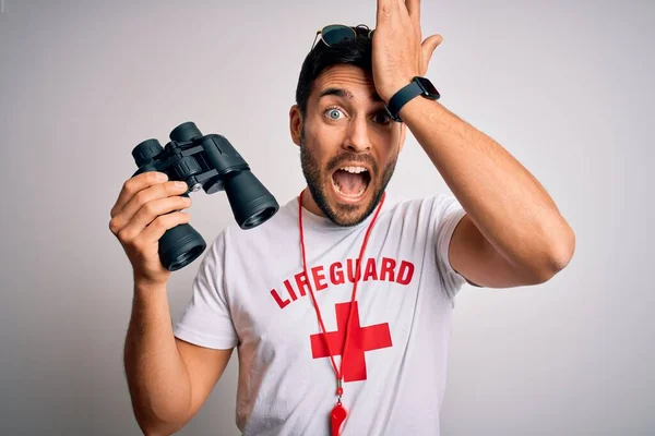 Jeune Maître Nageur Barbu Portant Shirt Avec Une Croix Rouge — Photo