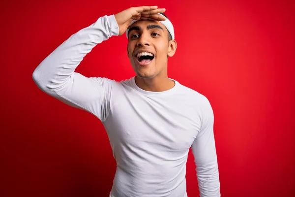 Jovem Atleta Afro Americano Bonito Vestindo Sportswear Sobre Fundo Vermelho — Fotografia de Stock