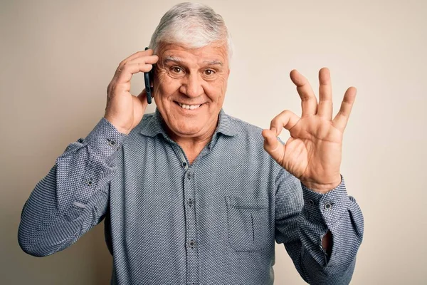 Sênior Hoary Homem Ter Conversa Falando Smartphone Sobre Fundo Branco — Fotografia de Stock