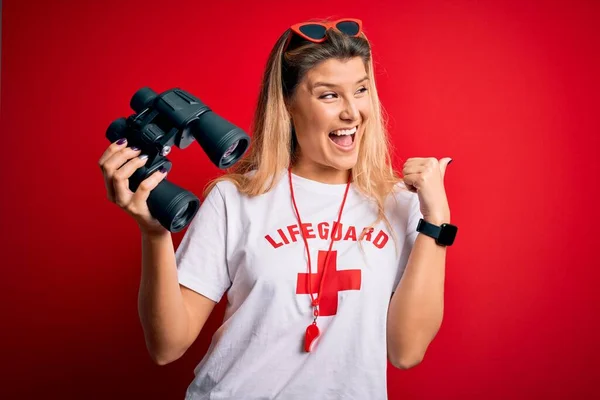 Junge Schöne Blonde Rettungsschwimmerin Mit Fernglas Und Pfeife Über Rotem — Stockfoto