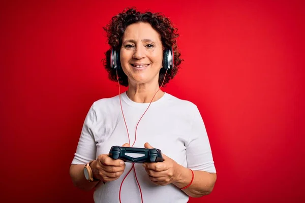 Frau Mittleren Alters Mit Lockigem Haar Spielt Videospiel Mit Steuerknüppel — Stockfoto