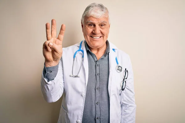 Anziano Bello Hoary Medico Uomo Indossa Cappotto Stetoscopio Sfondo Bianco — Foto Stock