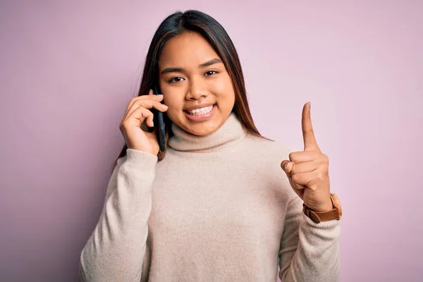 Fiatal Ázsiai Lány Beszélgetnek Okostelefonon Keresztül Elszigetelt Rózsaszín Háttér Meglepett — Stock Fotó