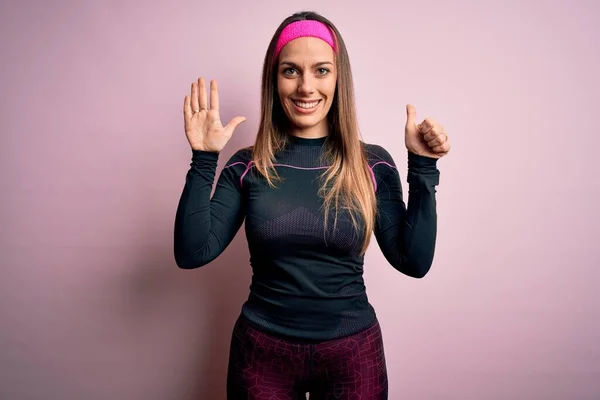 Joven Rubia Fitness Mujer Usando Ropa Entrenamiento Deportivo Sobre Fondo —  Fotos de Stock