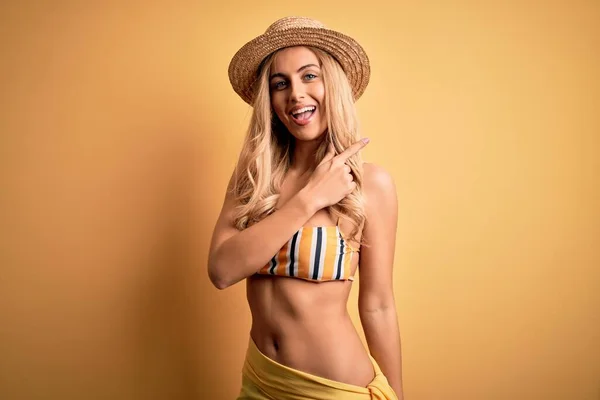Jonge Mooie Blonde Vrouw Vakantie Met Bikini Hoed Gele Achtergrond — Stockfoto