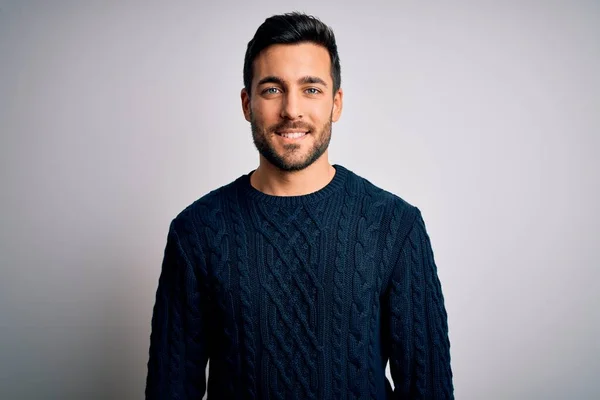 Homem Bonito Jovem Com Barba Vestindo Camisola Casual Sobre Fundo — Fotografia de Stock