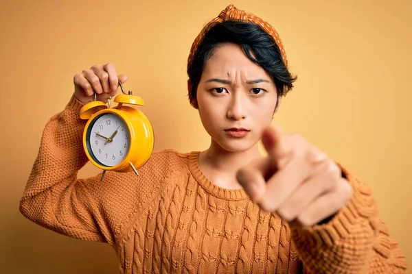 Jovem Mulher Chinesa Bonita Segurando Relógio Alarme Vintage Sobre Fundo — Fotografia de Stock