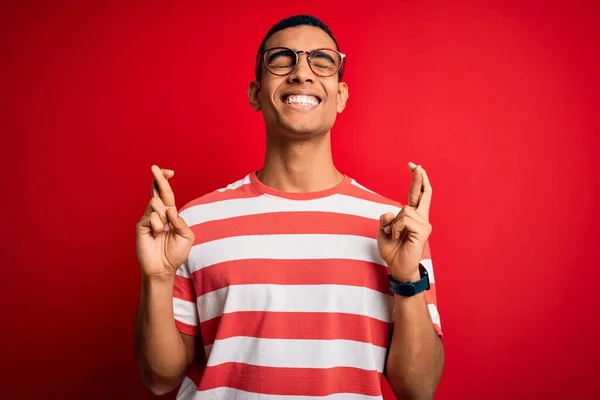 Jonge Knappe Afro Amerikaanse Man Met Casual Gestreept Shirt Glazen — Stockfoto