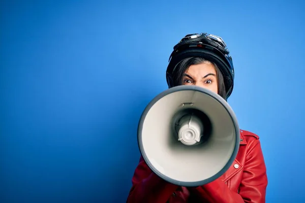 Une Femme Hispanique Portant Casque Moto Vintage Criant Colère Lors — Photo