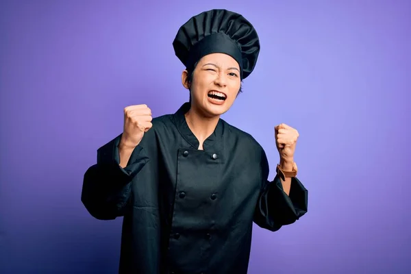 Joven Hermosa Mujer Chef China Con Uniforme Cocina Sombrero Sobre —  Fotos de Stock