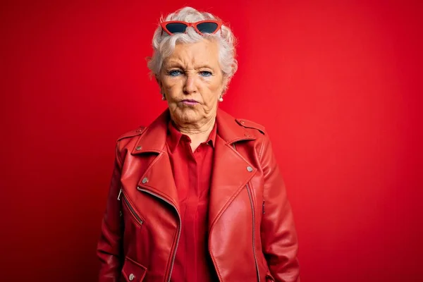 Egy Idős Gyönyörű Ősz Hajú Alkalmi Piros Kabátban Napszemüvegben Depressziós — Stock Fotó
