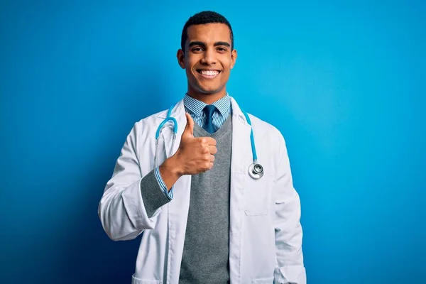 Bello Afroamericano Medico Uomo Indossando Cappotto Stetoscopio Sfondo Blu Facendo — Foto Stock