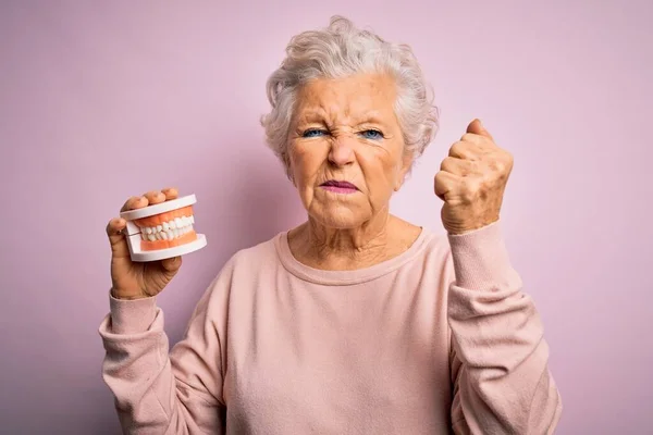 Senior Schöne Grauhaarige Frau Mit Kunststoffprothesen Zähne Über Rosa Hintergrund — Stockfoto