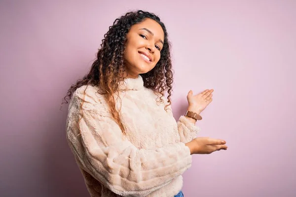 Young Beautiful Woman Curly Hair Wearing Casual Sweater Standing Pink — Stock Photo, Image