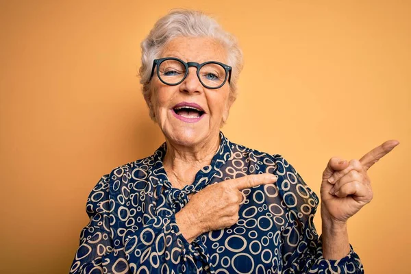 Senior Krásná Šedovlasá Žena Sobě Ležérní Košili Brýle Přes Žluté — Stock fotografie