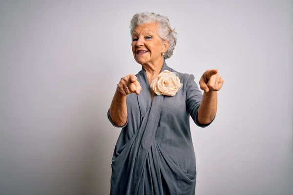 Senior Belle Femme Aux Cheveux Gris Portant Une Robe Décontractée — Photo