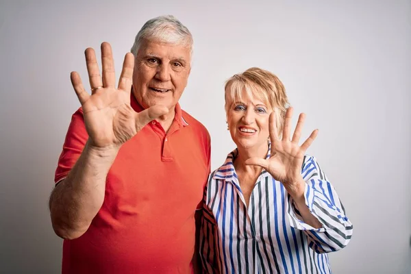 Senior Vackra Par Står Tillsammans Över Isolerad Vit Bakgrund Visar — Stockfoto
