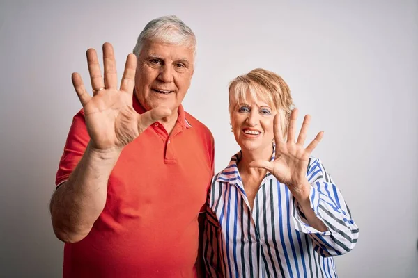 Senior Hermosa Pareja Pie Juntos Sobre Fondo Blanco Aislado Mostrando —  Fotos de Stock