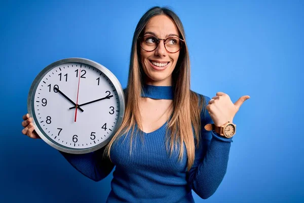 Ung Blond Kvinna Med Blå Ögon Håller Stor Minut Klocka — Stockfoto