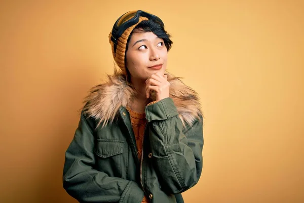 Krásná Asijské Lyžař Dívka Sobě Sníh Sportovní Oblečení Pomocí Lyžařských — Stock fotografie
