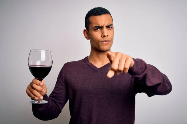 Schöner Afrikanisch Amerikanischer Sommelier Der Ein Glas Rotwein Auf Weißem — Stockfoto