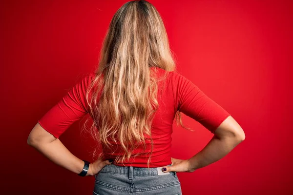 Jovem Mulher Loira Bonita Vestindo Shirt Casual Sobre Fundo Vermelho — Fotografia de Stock