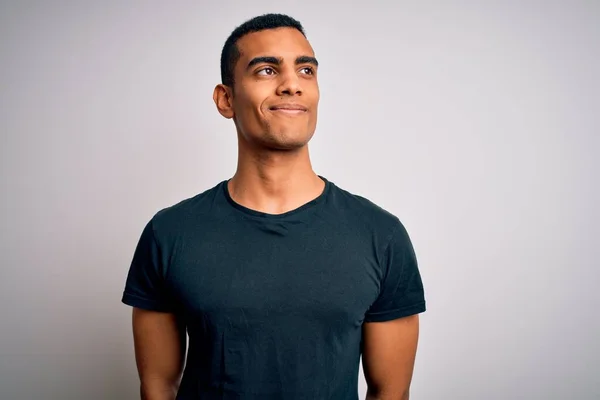 Junger Gutaussehender Afrikanisch Amerikanischer Mann Lässigem Shirt Vor Weißem Hintergrund — Stockfoto