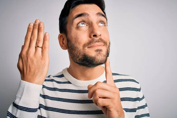 Bonito Homem Com Barba Mostrando Aliança Anel Casamento Dedo Sobre — Fotografia de Stock