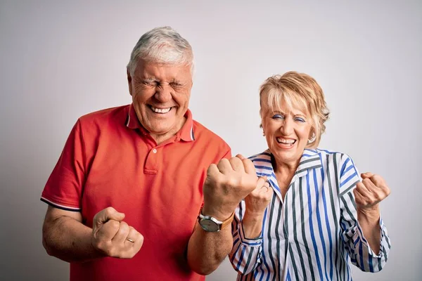 Senior Vackra Par Står Tillsammans Över Isolerad Vit Bakgrund Firar — Stockfoto