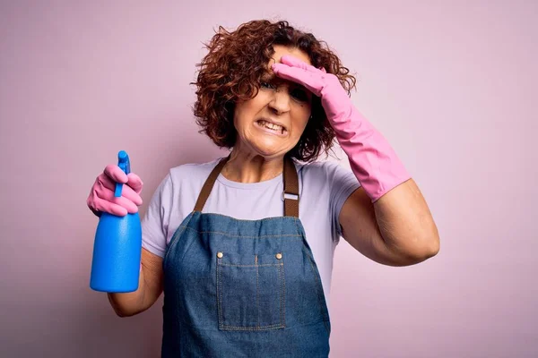 Mulher Cabelo Encaracolado Meia Idade Limpeza Fazendo Tarefas Domésticas Usando — Fotografia de Stock