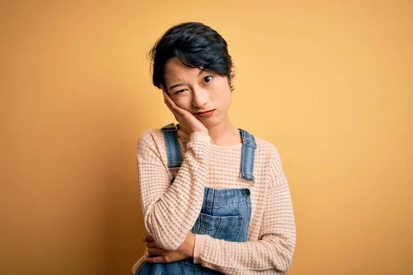 Jong Mooi Aziatisch Meisje Dragen Casual Denim Overalls Geïsoleerde Gele — Stockfoto