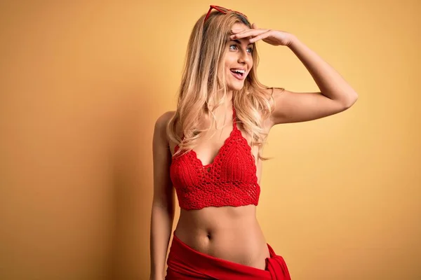 Jovem Mulher Loira Bonita Férias Vestindo Biquíni Sobre Fundo Amarelo — Fotografia de Stock