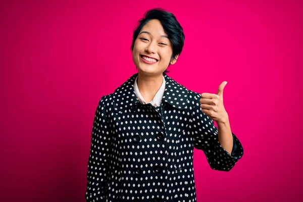 Junge Schöne Asiatische Mädchen Lässiger Jacke Steht Über Isoliertem Rosa — Stockfoto