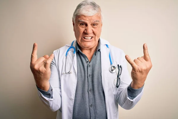 Starszy Przystojny Hoary Lekarz Noszący Płaszcz Stetoskop Białym Tle Krzycząc — Zdjęcie stockowe
