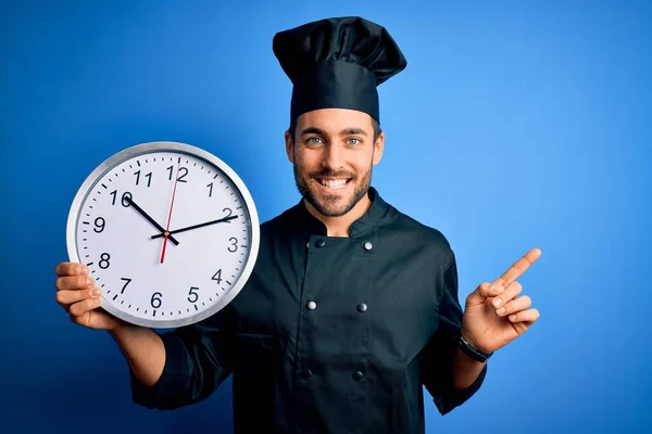 Joven Hombre Guapo Cocina Con Barba Con Uniforme Celebración Reloj —  Fotos de Stock