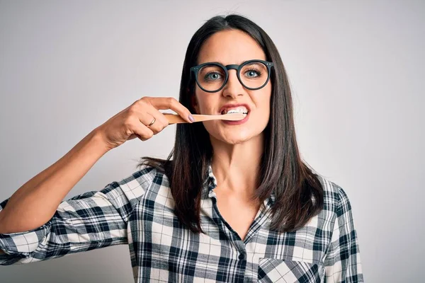 Ung Kaukasiska Kvinna Bär Glasögon Borsta Tänderna Med Hjälp Tandborste — Stockfoto